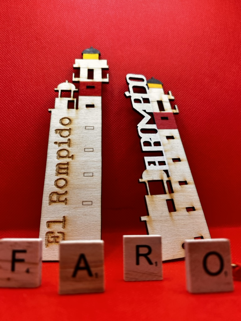 Dos modelos de marcapáginas de madera Faros de El Rompido