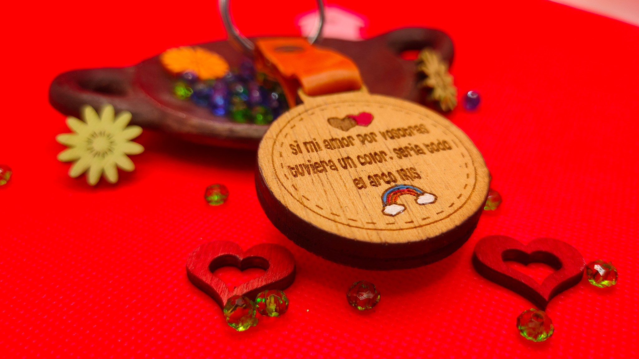 Llavero artesanal de madera con una frase personalizada